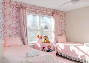 Large vacation home with pool access