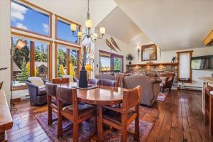 4 OClock D25: Ski-In Condo, Two Fireplaces, Slope Views, Walk to Town!