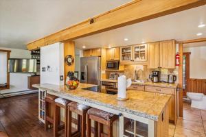 4 OClock D25: Ski-In Condo, Two Fireplaces, Slope Views, Walk to Town!