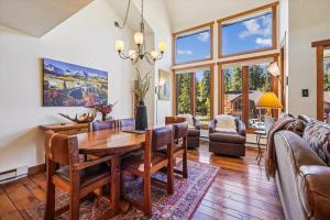 4 OClock D25: Ski-In Condo, Two Fireplaces, Slope Views, Walk to Town!