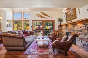 4 OClock D25: Ski-In Condo, Two Fireplaces, Slope Views, Walk to Town!