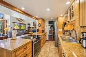 4 OClock D25: Ski-In Condo, Two Fireplaces, Slope Views, Walk to Town!