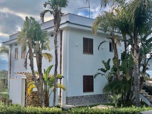 Apartment Lila Wohnung mit Schwimmbad und Meerblick by Interhome