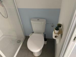 Holiday Home Modernes Chalet für 4 Personen in einem Waldpark by Interhome