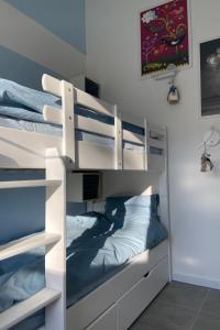 Holiday Home Modernes Chalet für 4 Personen in einem Waldpark by Interhome