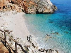 Apartment Wohnung GIallo mit Schwimmbad und Meerblick by Interhome