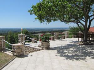 Holiday Home Traditionelle Villa mit Pool und Ausblick by Interhome