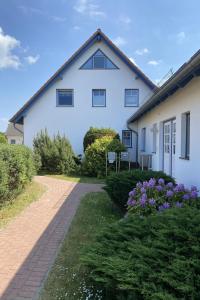 Apartment Moderne Wohnung in Karlshagen mit Grill und Garten by Interhome