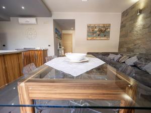 Apartment Wohnung Two Palms by Interhome
