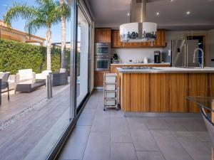 Apartment Wohnung Two Palms by Interhome