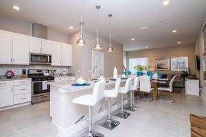 Gorgeous 4 Bedroom Family Friendly Close to Disney 7573