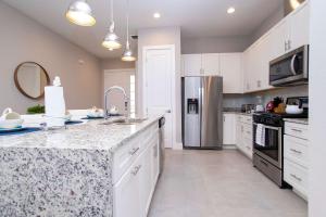 Gorgeous 4 Bedroom Family Friendly Close to Disney 7573