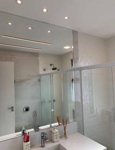 Apartamento espetacular frente mar na Barra
