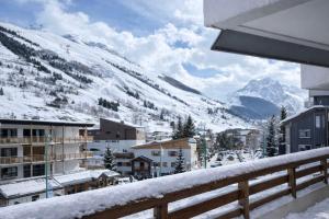Studio with mountain view balcony