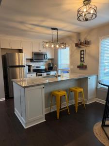Full townhouse near Shem Creek & Downtown with Hot Tub