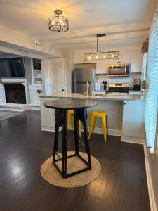 Full townhouse near Shem Creek & Downtown with Hot Tub