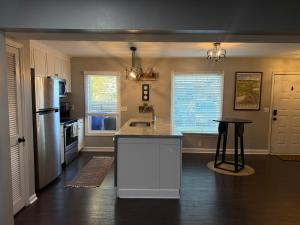 Full townhouse near Shem Creek & Downtown with Hot Tub