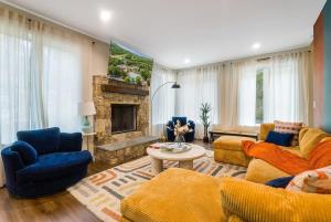 LUX Cabin Theater HotTub FirePit GameRm MtnViews