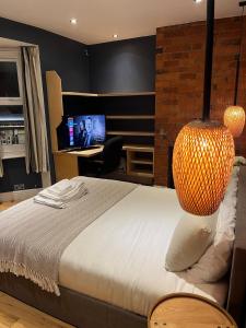 Gorgeous 4BR Oxford Apartment with Church and City Views