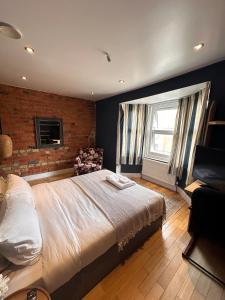 Gorgeous 4BR Oxford Apartment with Church and City Views