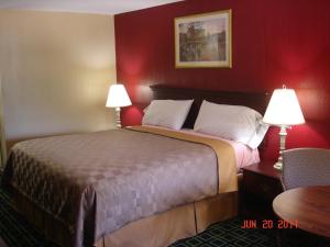Deluxe King Room - Non-Smoking room in Motel 6-Freeport TX