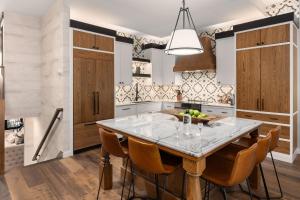 Fifth Avenue Unit 105, 2 Blocks to Skiing!