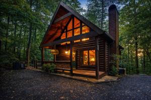 Little Pine Lodge a Smokies Hideaway - 1 mi to GSMNP - King Suite & Loft, Fireplace, Hot Tub & BEARS!