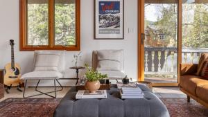 Bighorn by AvantStay Spacious Ski Cabin w Sprawling Porch Views Hot Tub