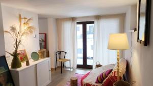 Cozy wabi-sabi retreat w bikes by the river