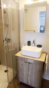 Cozy wabi-sabi retreat w bikes by the river