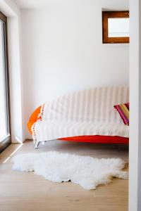 Cozy wabi-sabi retreat w bikes by the river