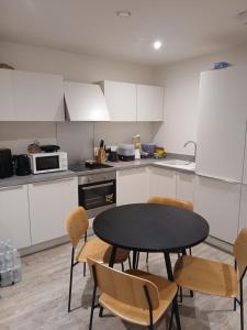 Spacious Room for 2 in a shared riverside flat