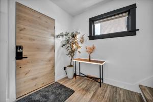 Modern Stylish Urban Haven 4 Bedroom 2 Bath - Dog Friendly