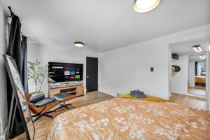 Modern Stylish Urban Haven 4 Bedroom 2 Bath - Dog Friendly