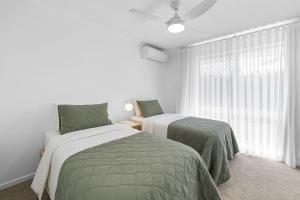 5 bedroom house, walk to beach