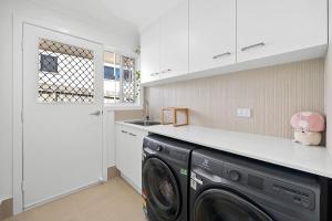 5 bedroom house, walk to beach