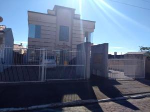 Apart terreo, 2 quartos, 2 banheiros, 2 carros e terraço