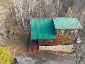 Cozy Cabin Hideaway! Near Gatlinburg, Hot Tub, Sauna, Pool Table, Dollywood