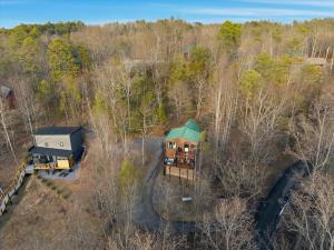 Cozy Cabin Hideaway! Near Gatlinburg, Hot Tub, Sauna, Pool Table, Dollywood