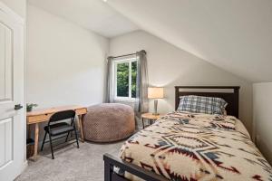 Rainier Cabin with Fireplace-WiFi-Yard-Meadow Views