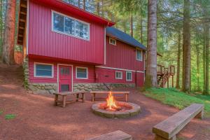 Rainier Vintage Retreat With Hot Tub-Fireplace-WiFi