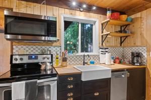 Rainier Vintage Retreat With Hot Tub-Fireplace-WiFi