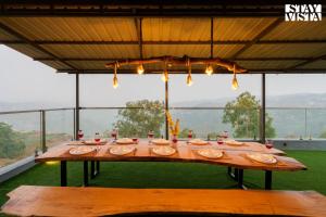 StayVistas Sunflower Villa - Mountain-View Retreat with Pool & Games Room