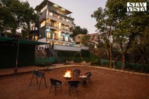 StayVistas Sunflower Villa - Mountain-View Retreat with Pool & Games Room
