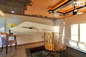 StayVistas Sunflower Villa - Mountain-View Retreat with Pool & Games Room