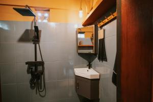 Earthy Cave Retreat at Bond Cave near Canggu