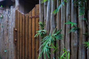 Earthy Cave Retreat at Bond Cave near Canggu