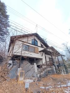 Rock Villa Karuizawa - Mountain View Forest Retreat Built on Rock