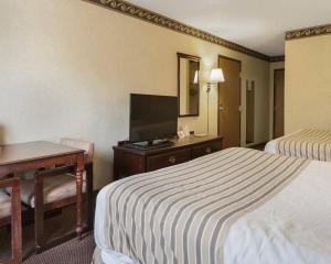 Econo Lodge Inn & Suites El Paso West