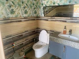 THE OASIS RESORT CondoBimbo 1-Big Room, Balcony, kitchen, Pool, Wifi, Videoke